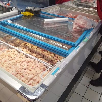 買1斤凍蝦仁化出4兩水,這“冰馬甲”太貴重!丨新晚報記者實測哈市大型超市冰凍海鮮含水量