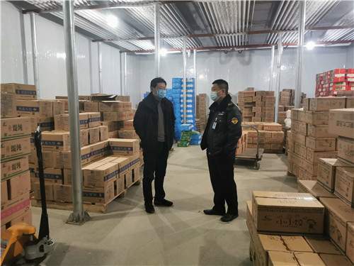 河南駐馬店上蔡縣重陽食藥監(jiān)所嚴(yán)格對(duì)進(jìn)口冷鏈?zhǔn)称愤M(jìn)行檢查